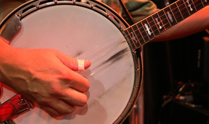 Beginner Banjo Lesson - The Alternating Thumb Roll [Banjo]